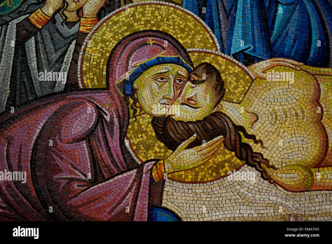 Extrait d'une mosaïque murale représentant le corps de Jésus Christ préparé après sa mort, face à la Pierre d'onction à l'intérieur de l'Église du Saint-Sépulcre dans la vieille ville chrétienne Jérusalem-est Israël Banque D'Images