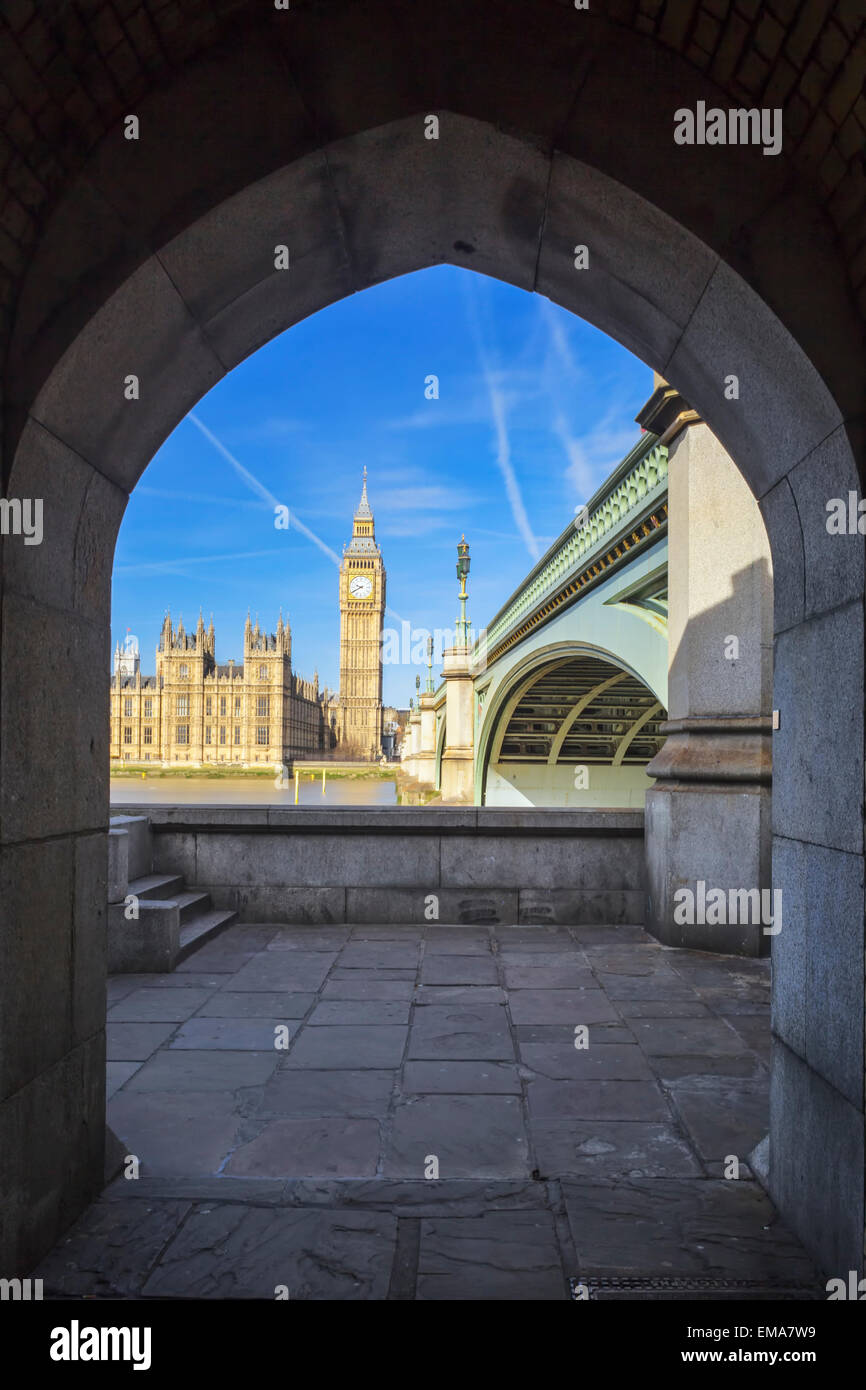 Vue de Big Ben à travers le tunnel piéton, Londres. Banque D'Images