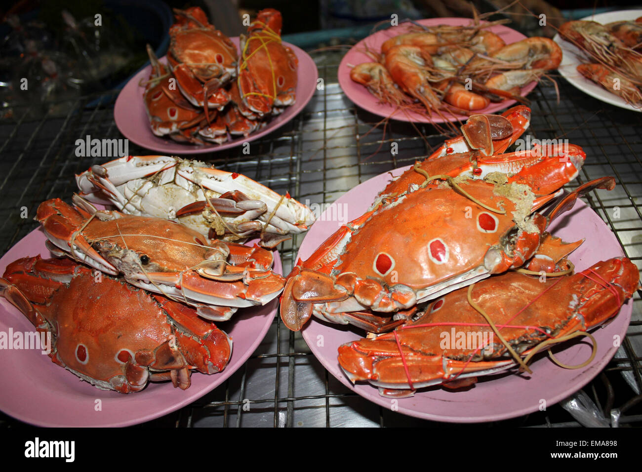 Crabes de natation à pois sanguins Portunus sanguinolentus plaqué Up Grilled à UN marché thaïlandais Banque D'Images