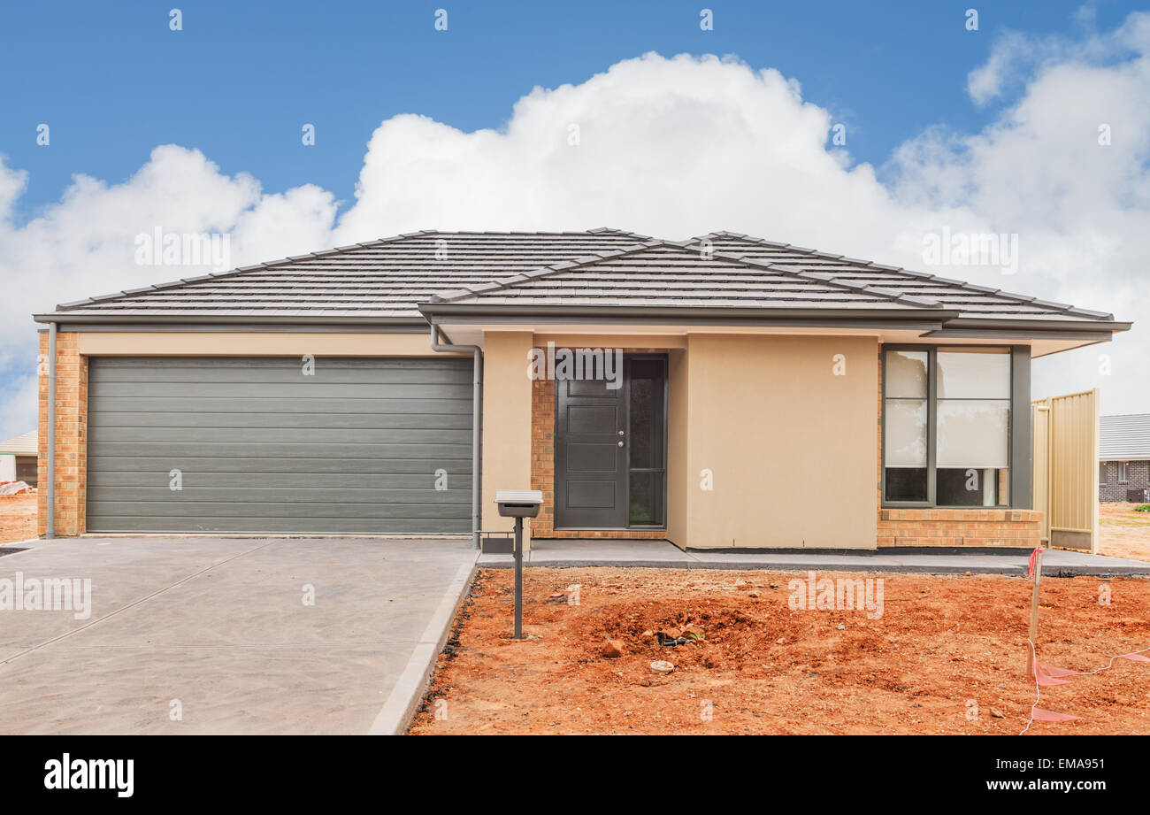 Nouvelle maison de banlieue actuellement en construction contre ciel nuageux Banque D'Images
