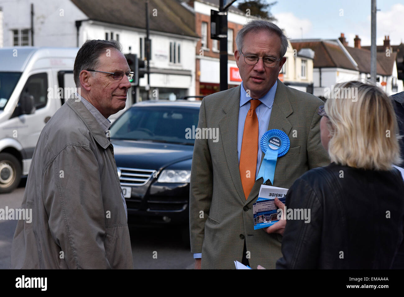 Senlis, au Royaume-Uni. 18 avril, 2015. Dans l'approche des élections générales, John Baron, député fédéral de prospective et de Basildon répond à Billericay et accueille ses électeurs à Billericay High Street, dans l'Essex. Credit : Gordon 1928/Alamy Live News Banque D'Images