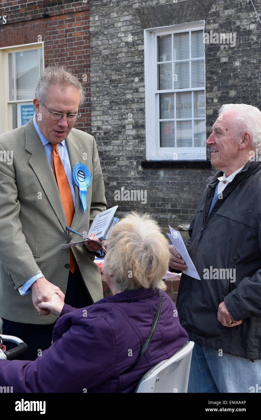 Senlis, au Royaume-Uni. 18 avril, 2015. Dans l'approche des élections générales, John Baron, député fédéral de prospective et de Basildon répond à Billericay et accueille ses électeurs à Billericay High Street, dans l'Essex. Credit : Gordon 1928/Alamy Live News Banque D'Images