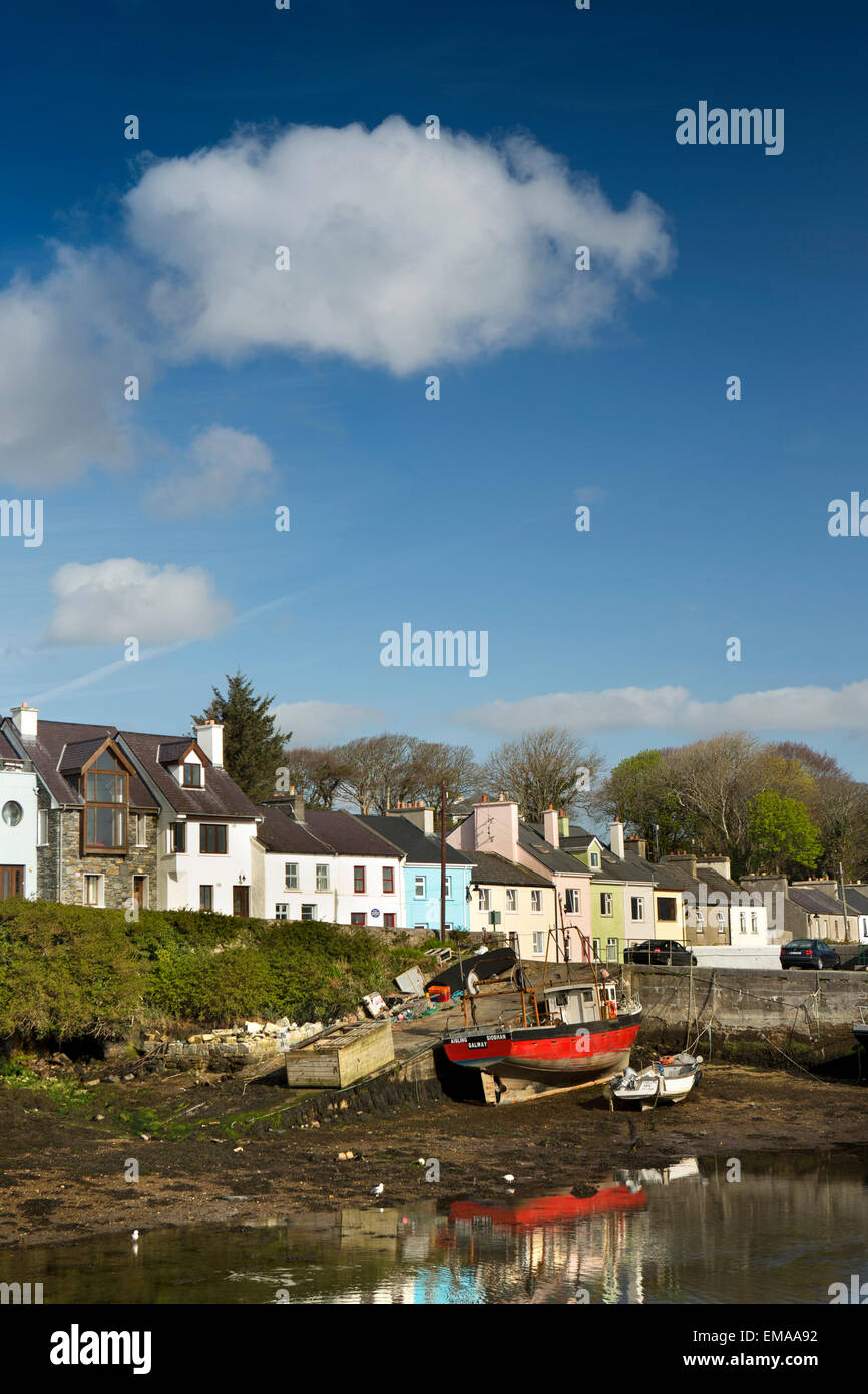 L'Irlande, Galway, le Connemara, la village de Roundstone, bateau de pêche amarré dans le port Banque D'Images