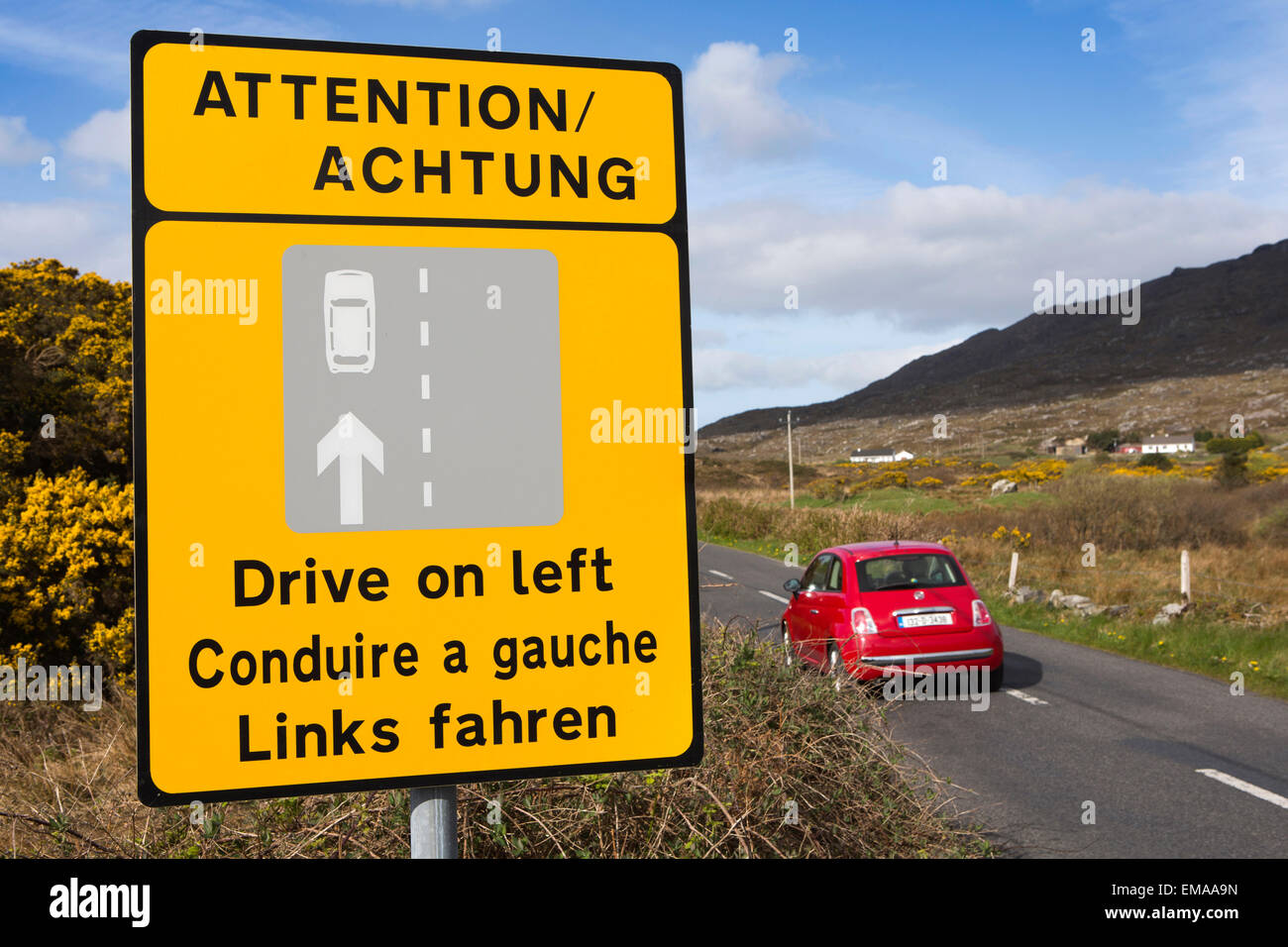 Co Galway, Connemara, Roundstone, signer les pilotes étrangers avertissement à conduire sur le côté gauche Banque D'Images