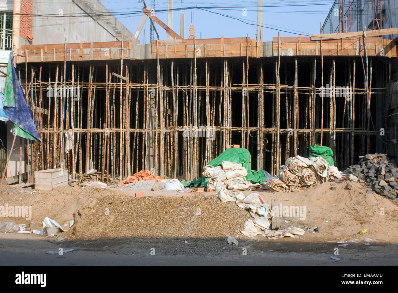 Un nouveau bâtiment faite de ciment et de brique est en construction sur une rue de la ville de Kampong Cham, au Cambodge. Banque D'Images