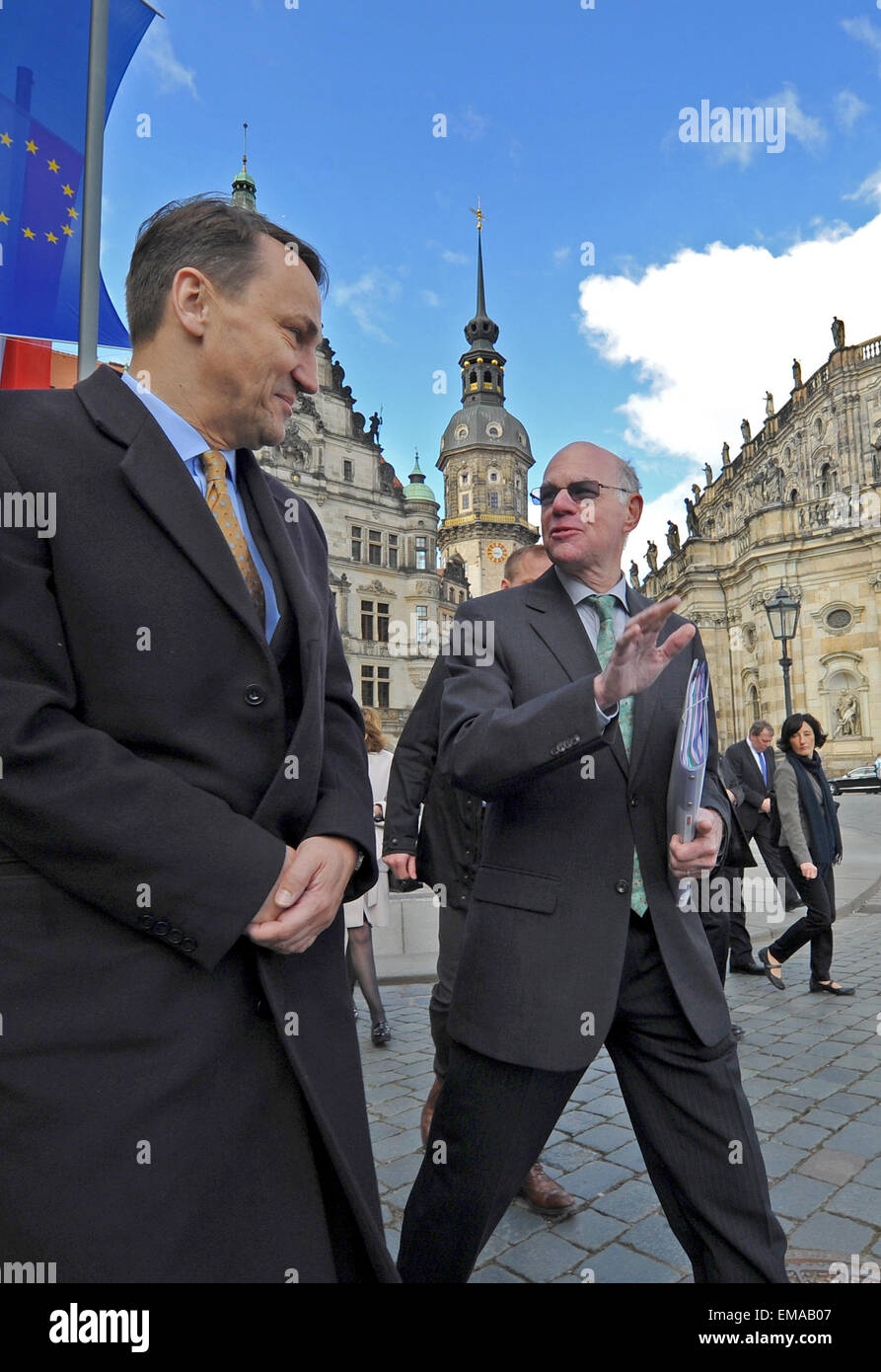 Dresde, Allemagne. 18 avr, 2015. L'allemand président du parlement allemand, Nortbert Lammert (CDU, R), et son homologue polonais marshal du Sejm, Radoslaw Sikorski (L) promenade sur la place du palais à Dresde, Allemagne, 18 avril 2015. Ils dirigent la réunion conjointe de l'presidiums du Bundestag allemand et le parlement polonais. Photo : MATTHIAS HIEKEL/dpa/Alamy Live News Banque D'Images