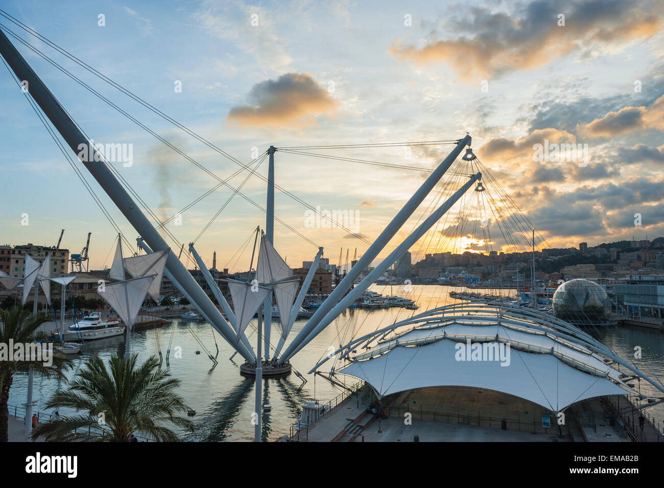 Le port de Gênes, le port de Gênes, avec ses deux attractions conçu Renzo Piano - Il Bigo et la biosphère, Ligurie, Italie. Banque D'Images
