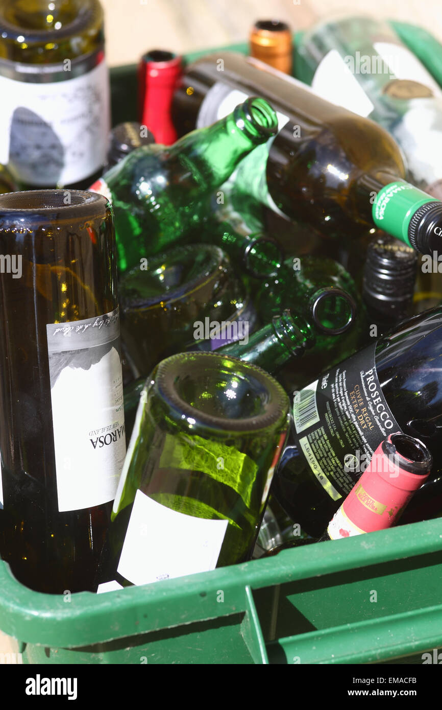 Bac de recyclage pour le verre vert Banque D'Images
