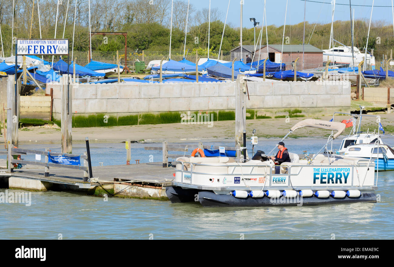 Le traversier de la rivière Arun au Yacht Club de Littlehampton, West Sussex, Angleterre. Banque D'Images