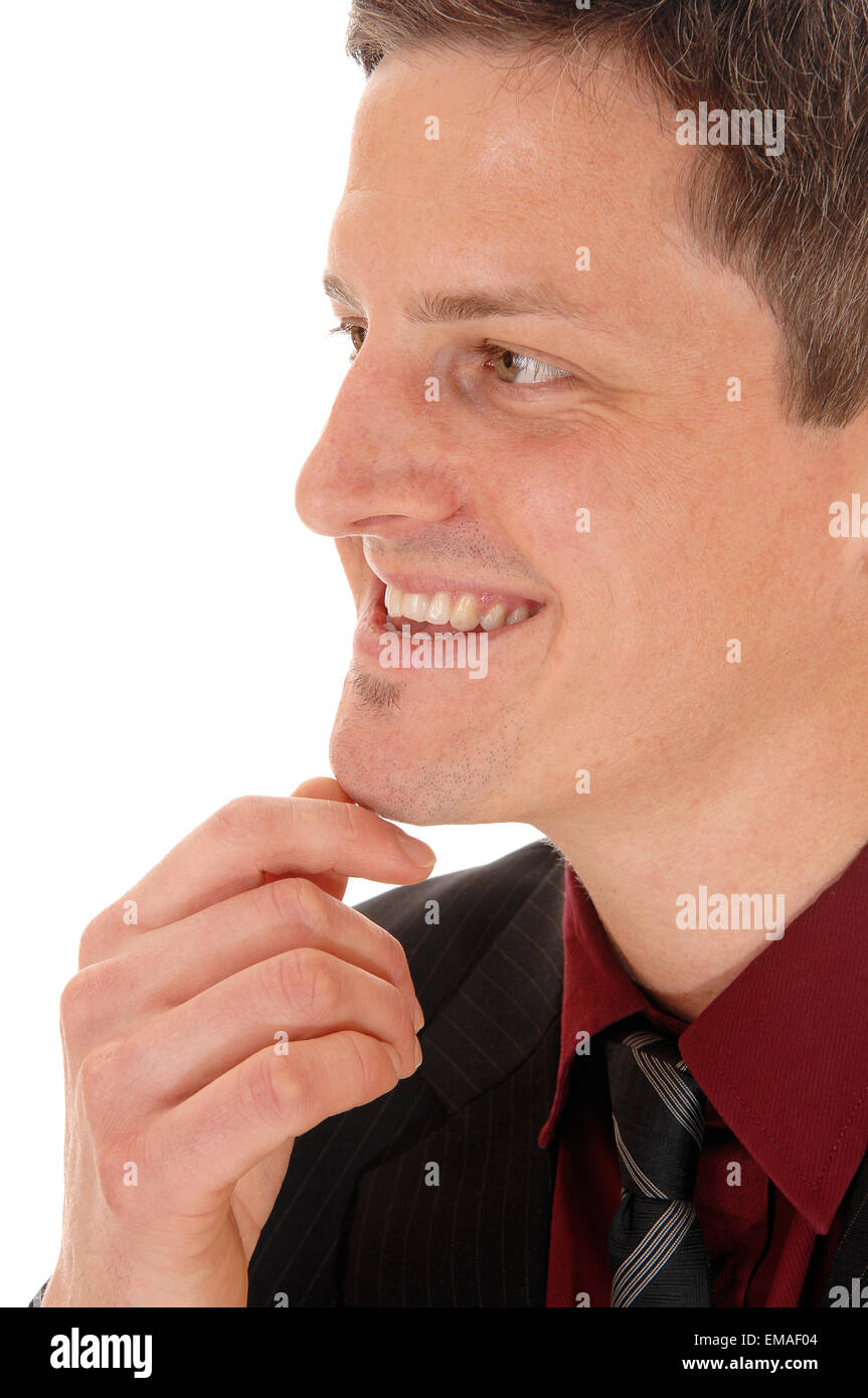 Un gros plan d'une jeune pousse face smiling man dans une chemise bourgogne, isolée pour fond blanc. Banque D'Images