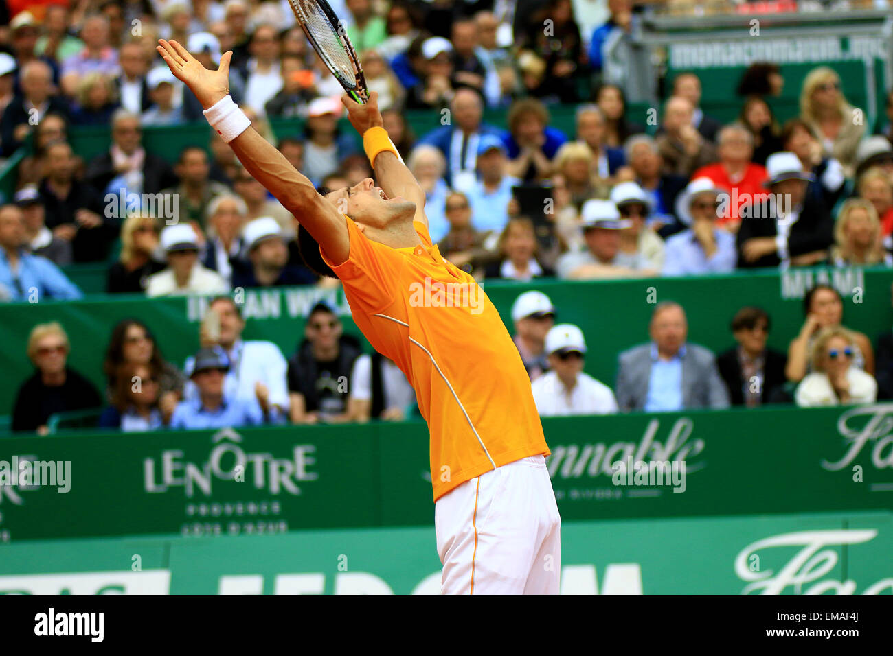 Monte-Carlo, Monaco. 18 avril, 2015. Novak Djokovic, tête de série a trouvé un moyen de bataille passé Rafael Nadal s'huis-finale avec une victoire 6-3, 6-3 à Monaco. Credit : Jimmy Whhittee/Alamy Live News Banque D'Images