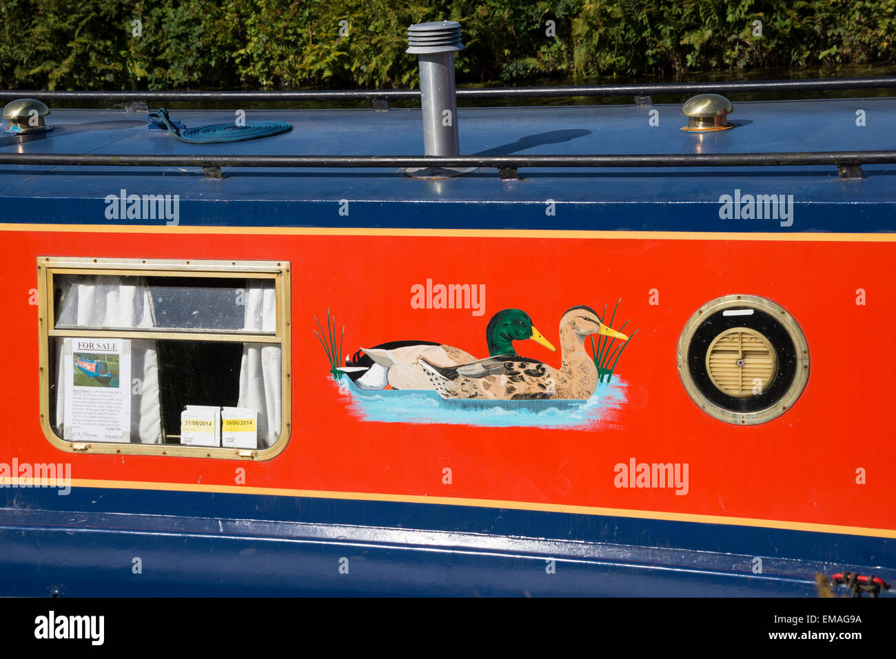 Fresque peinte sur le côté d'un étroit canal à Auchenstarry bateau de plaisance. Banque D'Images