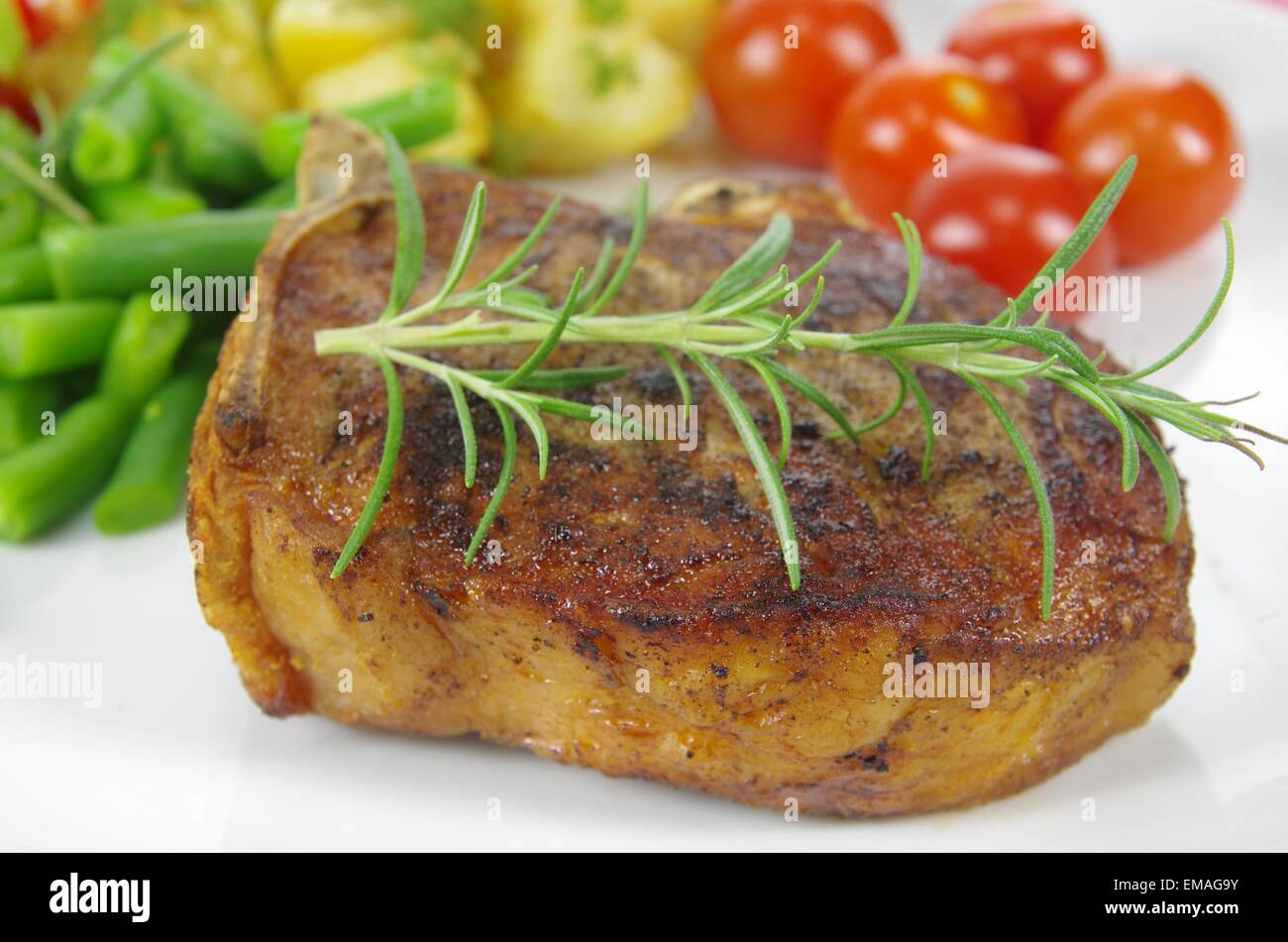 À partir de la viande avec des légumes sur la plaque grill Banque D'Images