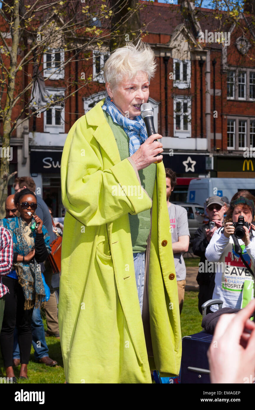 Créateur de mode de Dame Vivienne Westwood, traite de la la démocratie vs TTIP Journée d'action. Shepherds Bush Green London UK. Banque D'Images