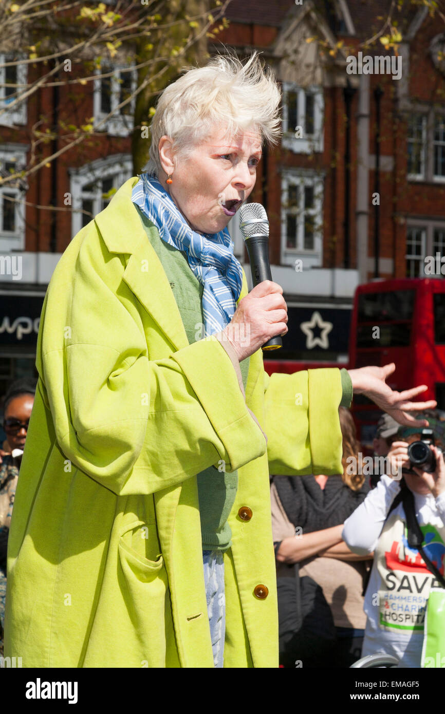 Créateur de mode de Dame Vivienne Westwood, traite de la la démocratie vs TTIP Journée d'action. Shepherds Bush Green London UK. Banque D'Images