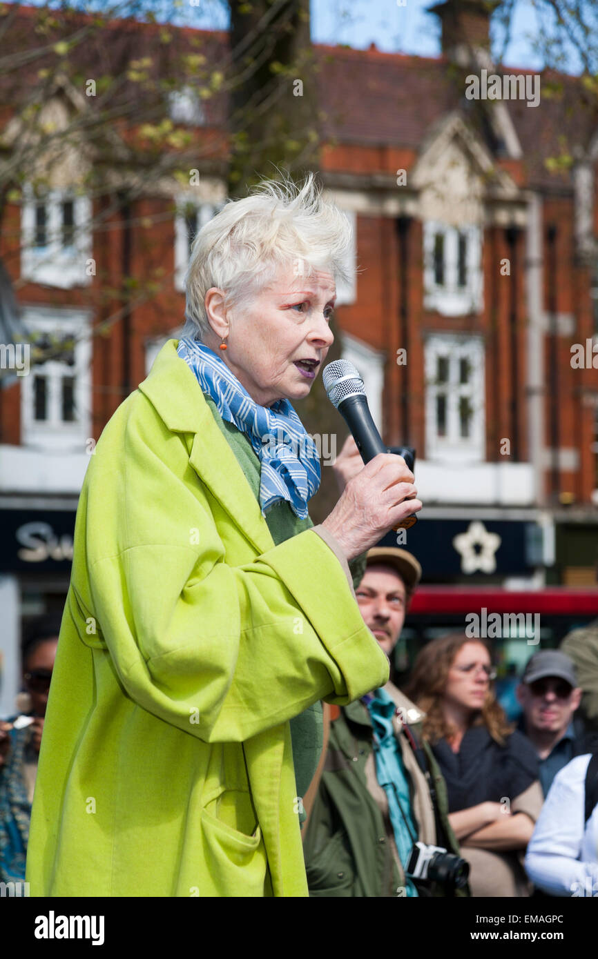 Créateur de mode de Dame Vivienne Westwood, traite de la la démocratie vs TTIP Journée d'action. Shepherds Bush Green London UK. Banque D'Images