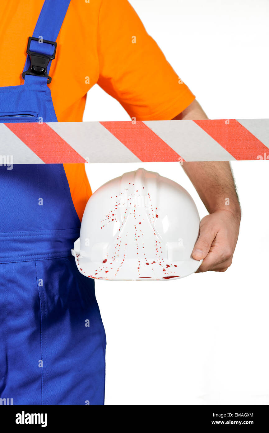Ouvrier blessé à scène d'accident casque avec du sang sur fond blanc Banque D'Images