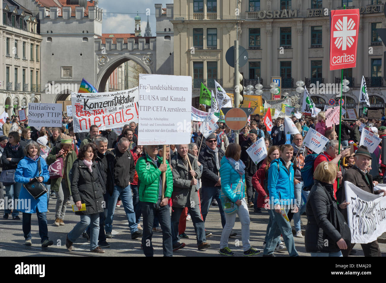 MUNICH, ALLEMAGNE - 18 avril 2015 Chine : tourner en force de protester TTIP accord commercial, le partenariat transatlantique de commerce et d'investissement, à Munich en Allemagne. Banque D'Images