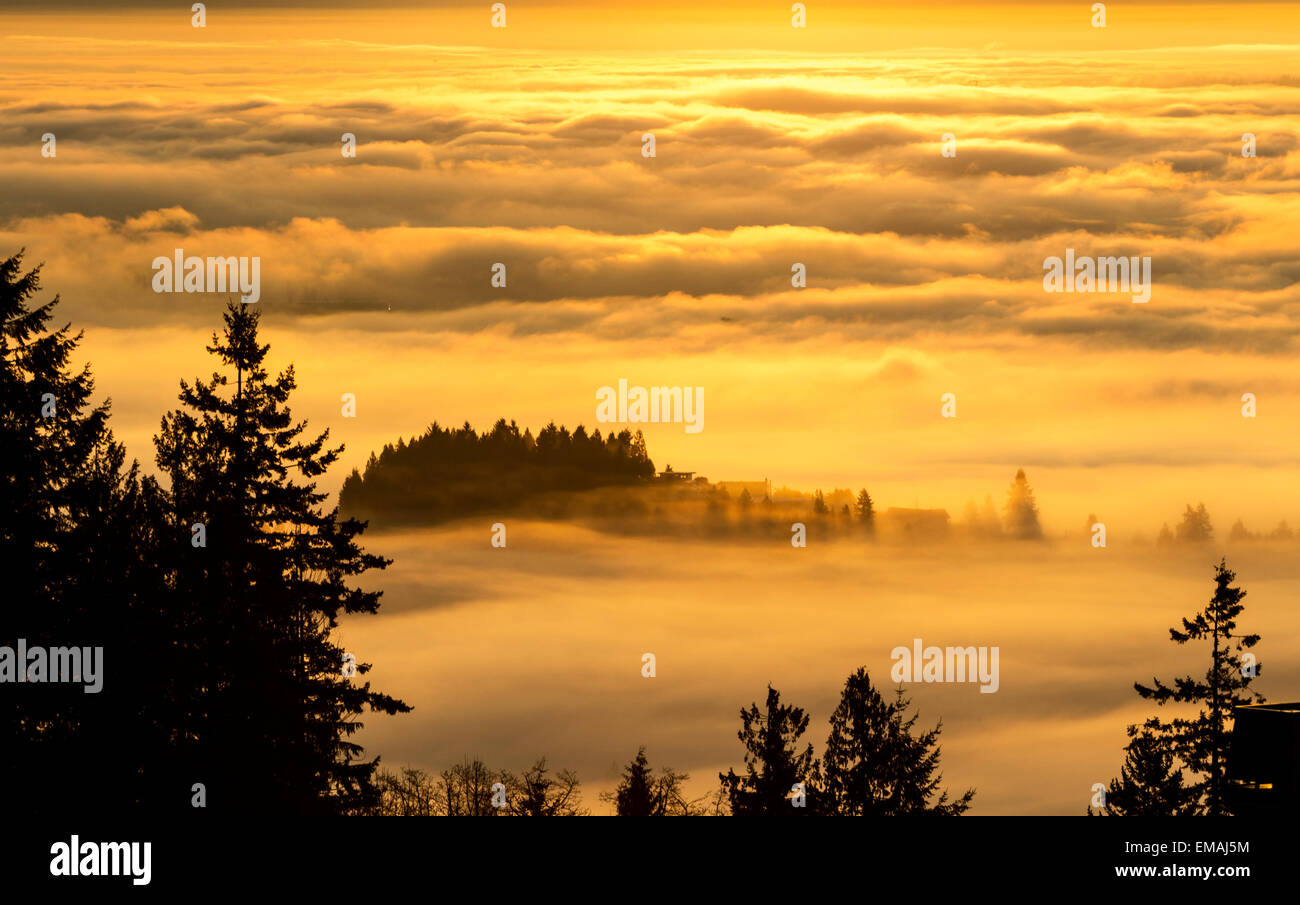 Matin luisent, golden cloudscape. vue de West Vancouver Banque D'Images