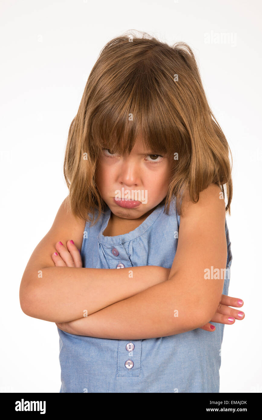 Petite fille sur le point de pleurer avec les bras croisés Banque D'Images