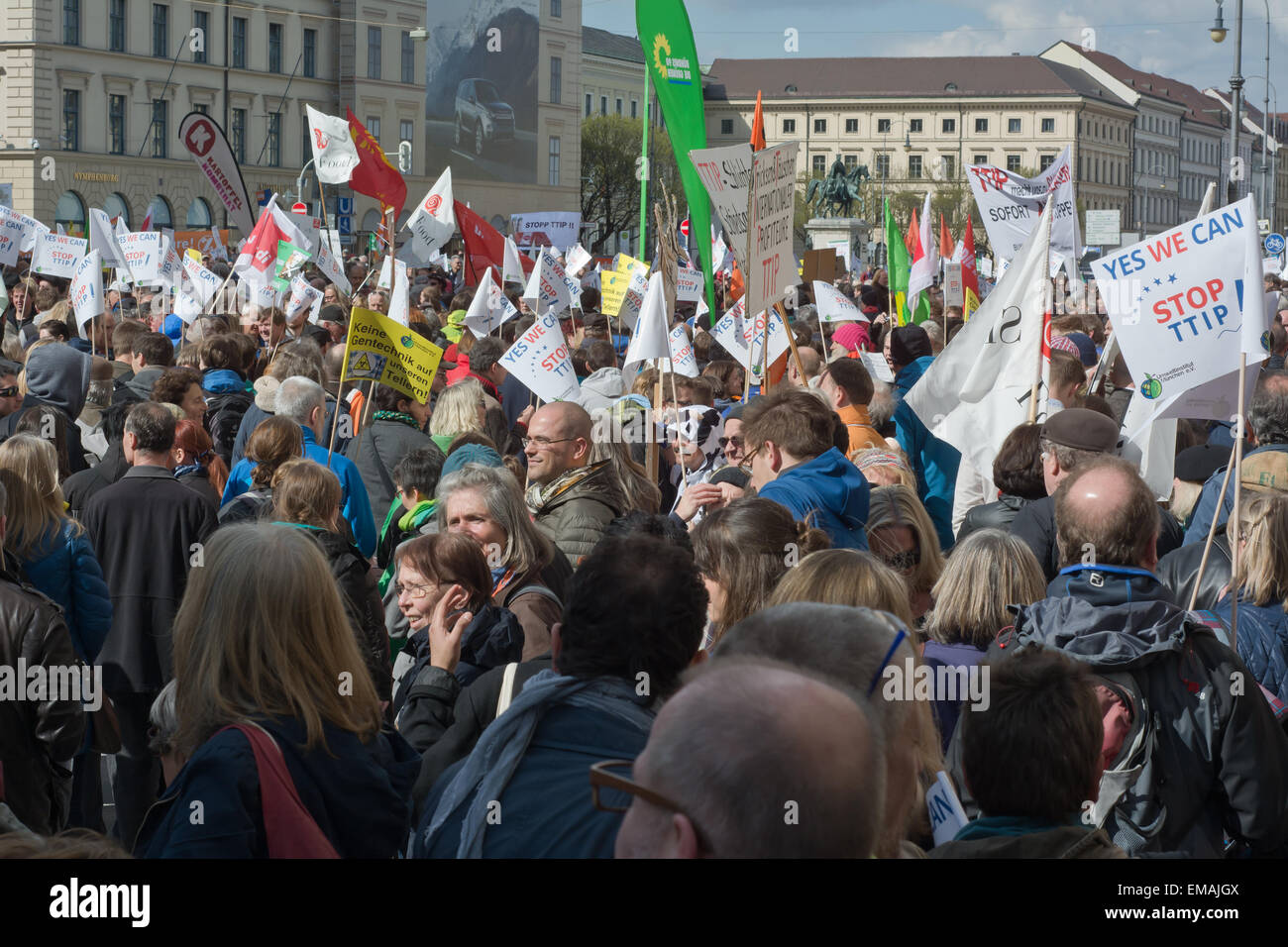 Munich, Allemagne. 18 avril, 2015. Les manifestants en vigueur pour protester TTIP accord commercial, le partenariat transatlantique de commerce et d'investissement, à Munich en Allemagne. Crédit : Steven Jones/Alamy Live News Banque D'Images