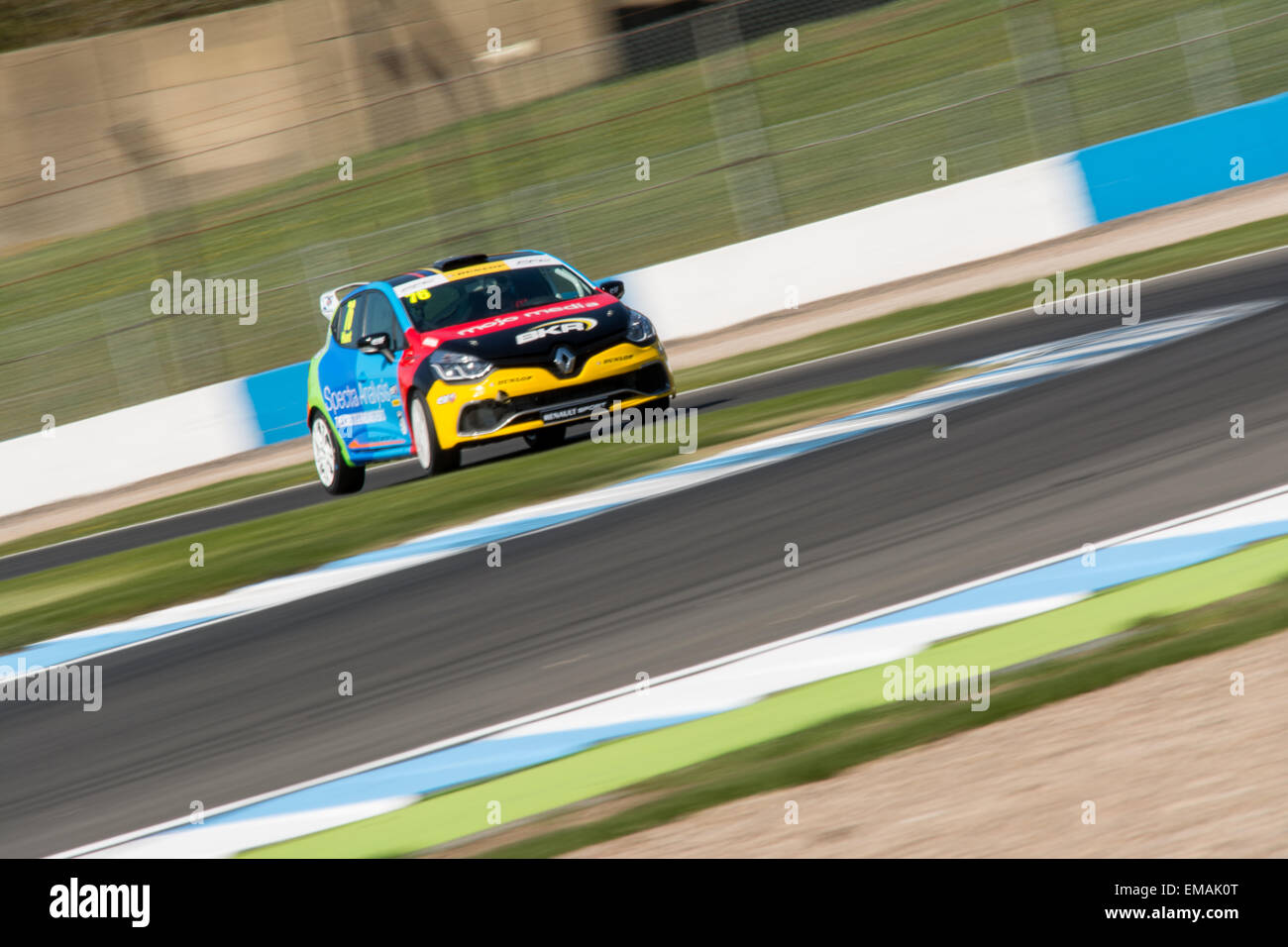 Donington Park, Castle Donington (Royaume-Uni). 18 avril, 2015. Freddie Hunt et Équipe BKR Reanult Clio durs au cours de la Clio Cup Renault UK Session pratique à Donington Park. Credit : Gergo Toth/Alamy Live News Banque D'Images