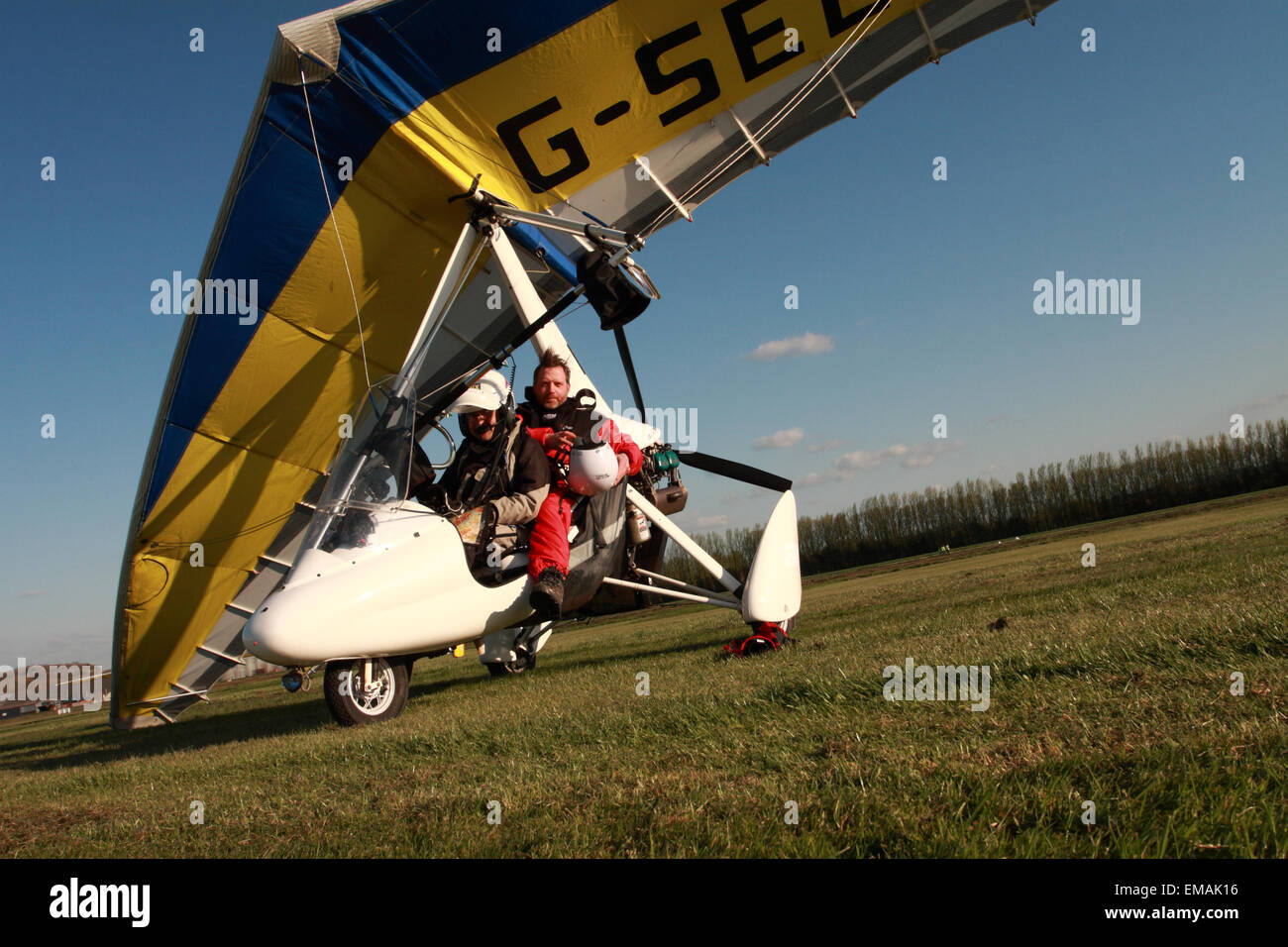 Shobdon Herefordshire UK 18 avril, 2015. La British Association Ulm ( BMAA ) les championnats nationaux ont lieu ce week-end à l'aérodrome de Shobdon en temps ensoleillé mais venteux. Les équipages sont définies les tâches impliquant la navigation, le temps de maintien et d'atterrissage des défis. Banque D'Images