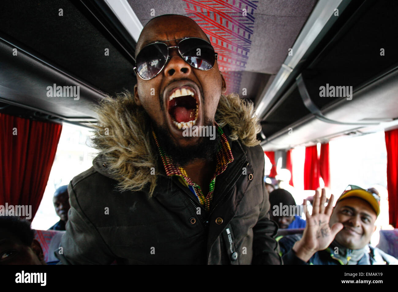 Amsterdam, Pays-Bas. Apr 17, 2015. Les demandeurs d'asile qui se sont vu refuser des permis de séjour aux Pays-Bas ont protesté pour la deuxième journée consécutive dans la capitale néerlandaise. Environ 50 réfugiés africains qui vivaient auparavant dans un garage abandonné à Amsterdam ont déménagé à un immeuble de bureaux inutilisés. Le propriétaire du bâtiment a engagé des poursuites. Jeudi, le même groupe a refusé l'occasion de protester devant le parlement. Credit : Willem Arriens/Alamy Live News Banque D'Images