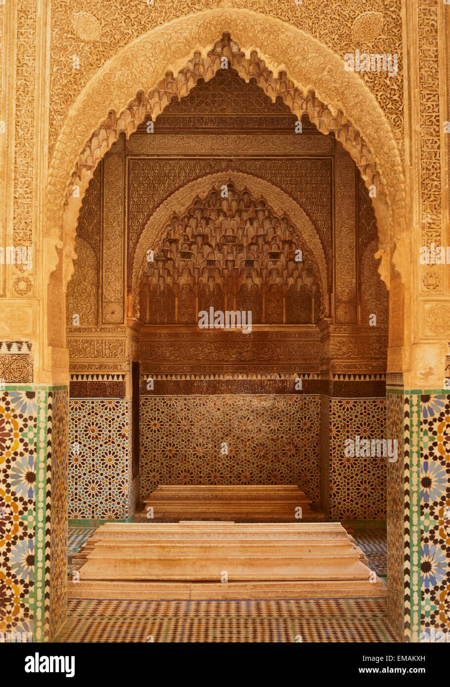 Porte de pierre sculptés ornés d'azulejos, Palais Bahia, Marrakech, Maroc Banque D'Images