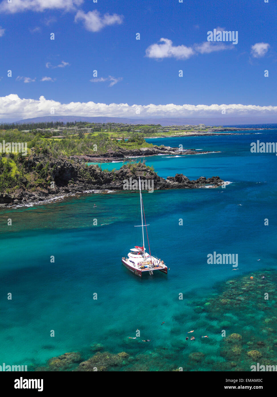 Les amateurs de plongée et bateau d'Hula Girl à Honolua Bay, avec la distance à Kapalua Banque D'Images