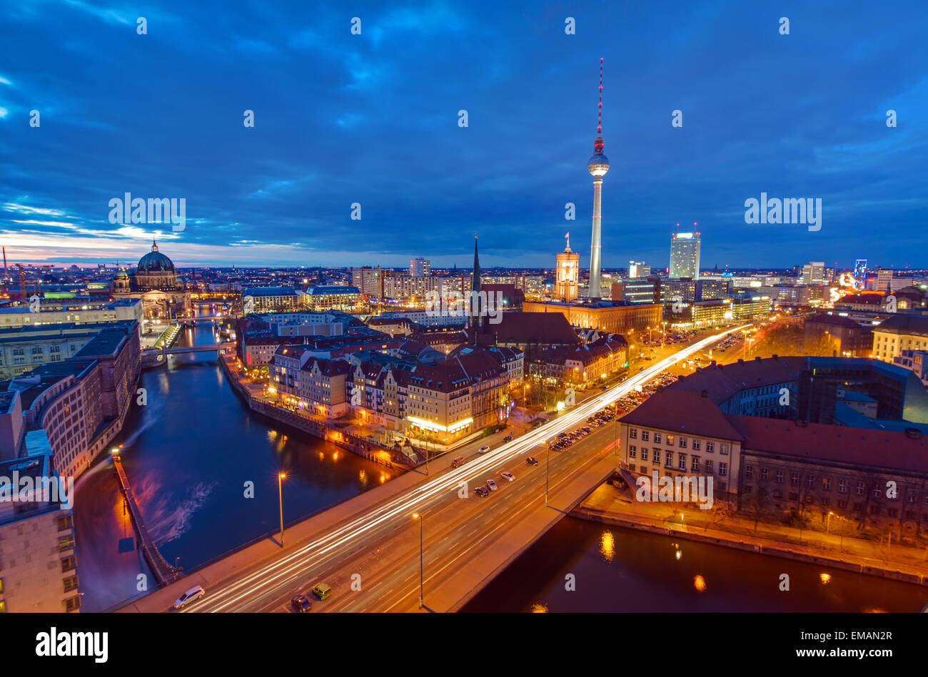 Le centre de Berlin avec la cathédrale et la tour de télévision après le coucher du soleil Banque D'Images