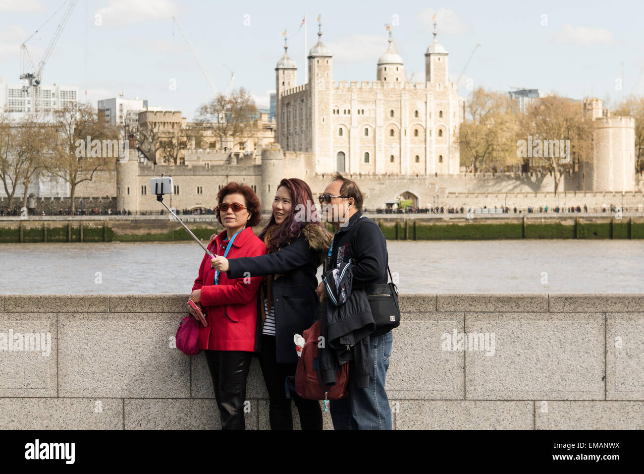 Londres, Royaume-Uni. 18 avril, 2015. Les touristes prendre une photographie à l'aide d'un bâton selfies en face de la Tour de Londres au cours du printemps ensoleillé météo à Londres. Credit : Londres pix/Alamy Live News Banque D'Images