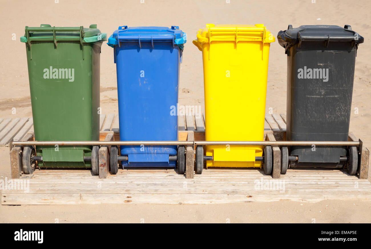 Les contenants en plastique coloré dans une ligne pour séparer la collecte des ordures, front view Banque D'Images