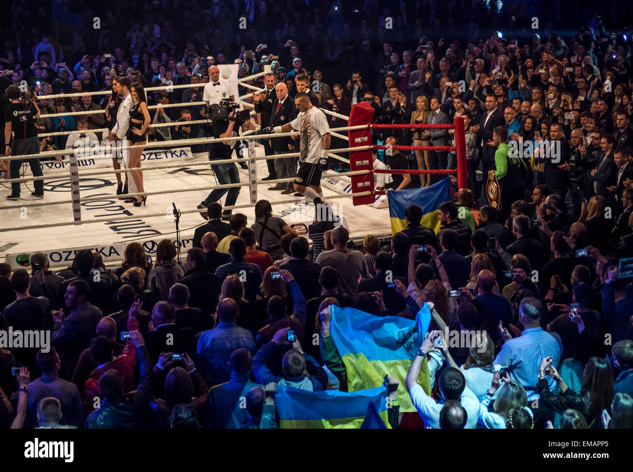 Kiev, Ukraine. 18 avril, 2015. Usyk Alexandre vient de se battre. -- Boxer Ukrainien Usyk Alexandre de de Klitchko brothers company K2 ko technique dans la huitième série de la Fédération de boxer défait Andrei Knyazev et a défendu son championnat Intercontinental sur la WBO. Crédit : Igor Golovnov/Alamy Live News Banque D'Images