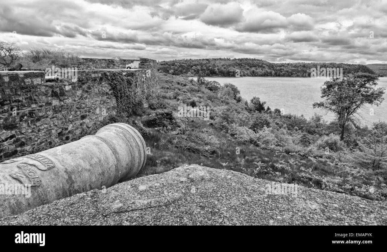 New York, Fort Ticonderoga National Historic Landmark, cannon surplombe le lac Champlain Banque D'Images