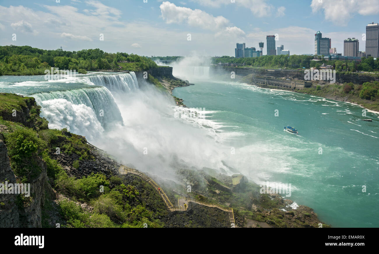 New York, les chutes du Niagara, les chutes américaines, Maid of the Mist, de bateaux d'excursion sur le côté éloigné du Canada Banque D'Images
