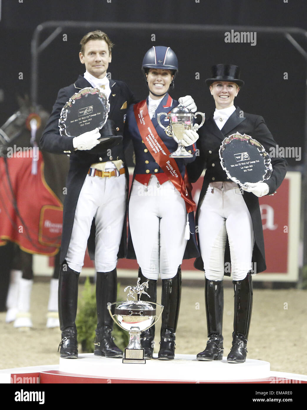 Las Vegas, Nevada, USA. 18 avr, 2015. Vainqueur du 2015 Reem Acra FEI World Cup Finale du Grand Prix II Vinaigrette CHARLOTTE DUJARDIN vainqueur de l'Angleterre, centre, deuxième place EDWARD GAL des Pays-Bas, à gauche, et JESSICA VON BREDOW-WERNDL de l'Allemagne pose pour la photo sur le podium Samedi, 18 avril, 2015 à Las Vegas. Credit : Bizuayehu Tesfaye/ZUMA/ZUMAPRESS.com/Alamy fil Live News Banque D'Images