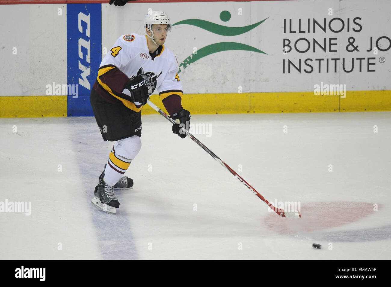 Rosemont, IL, USA. 18 avr, 2015. Chicago Wolves' Petteri Lindbohm (4) passe la rondelle au cours de la Ligue américaine de Hockey match entre les amiraux et les Chicago Wolves à l'Allstate Arena à Rosemont, IL. Patrick Gorski/CSM/Alamy Live News Banque D'Images