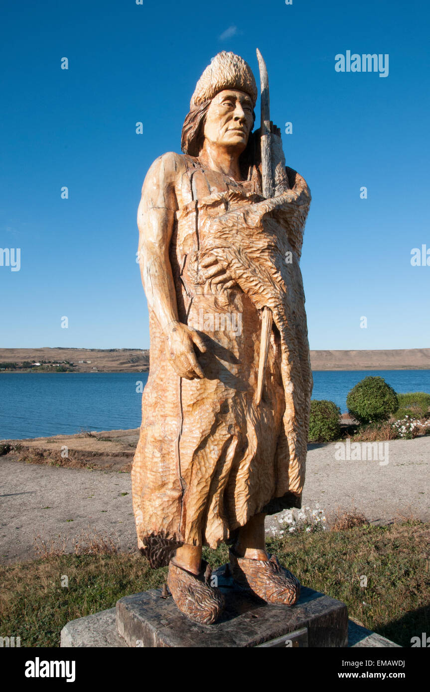 Statue d'un chef autochtone Selk'nam à Porvenir, Terre de Feu, Chili Banque D'Images