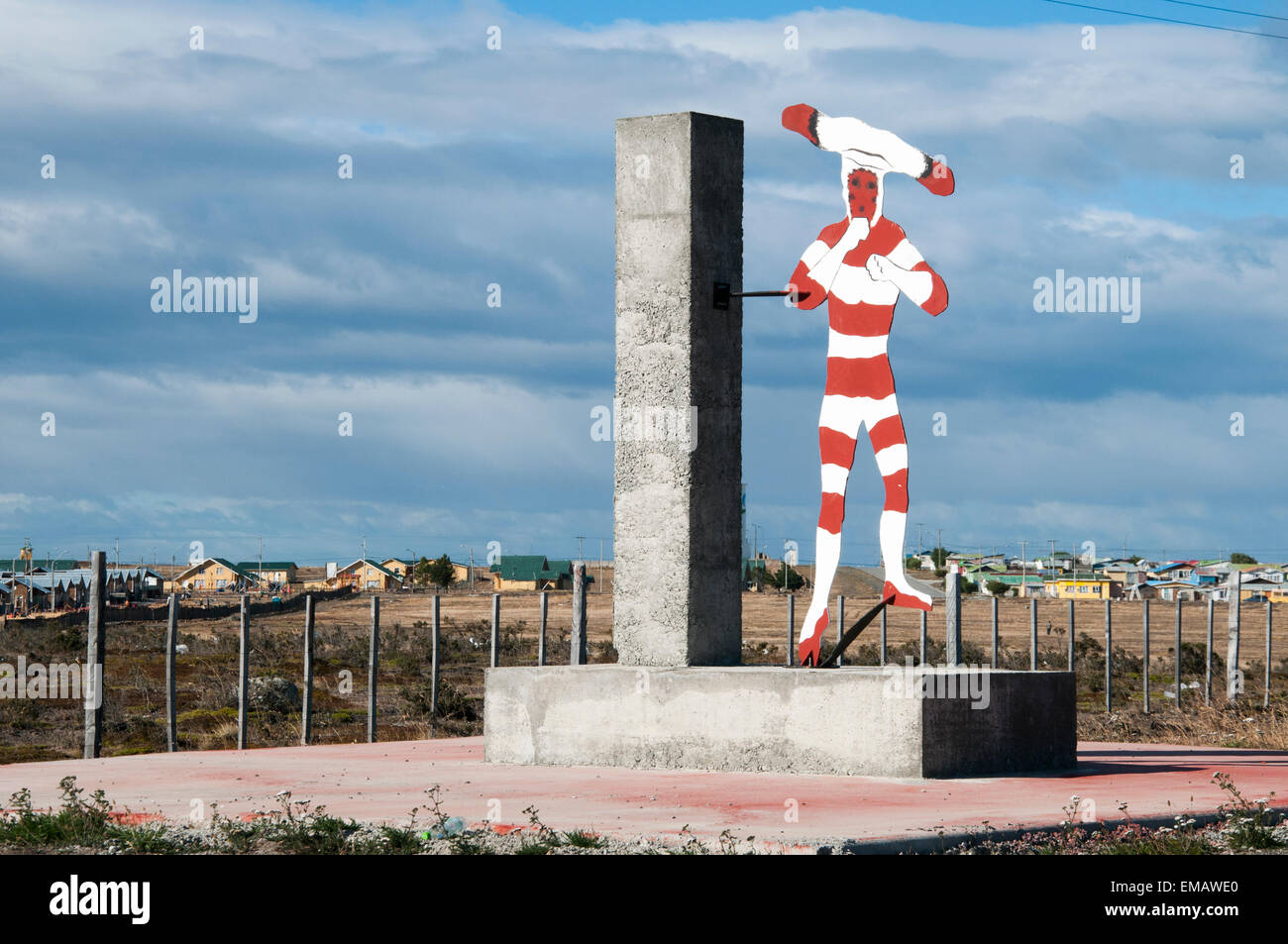 Statue d'un corps peint les Selk'nam man en dehors de Porvenir, Terre de Feu, Chili Banque D'Images
