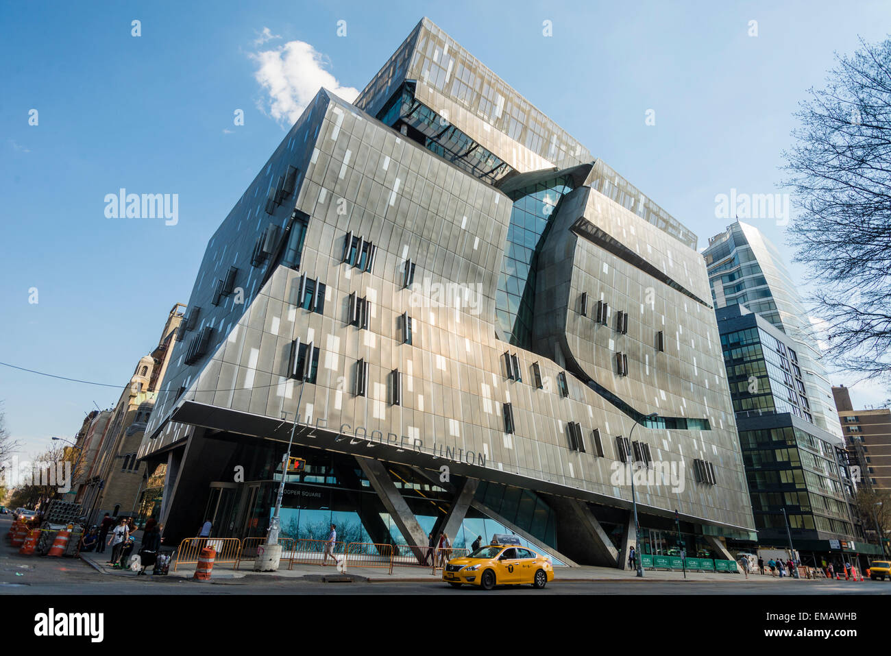 New York, NY USA, 41 Cooper Square, conçu par l'architecte Thom Mayne de Morphosis, est un neuf étages, 175 000 pieds carrés (16 300 m2) qui abrite le centre universitaire Albert Nerken École d'ingénierie avec des espaces supplémentaires pour les sciences humaines, l'art, l'architecture et les ministères dans le plus récent ajout à la Cooper Union's campus en Cooper Square, dans le quartier de l'East Village de New York City ; la construction du bâtiment a commencé en 2006 et a été achevé en septembre 2009. ©Stacy Walsh Rosenstock/Alamy Banque D'Images