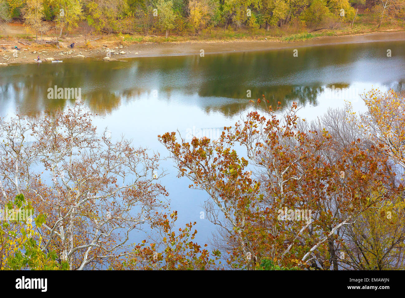 Vue sur les banques du fleuve Potomac en automne. Banque D'Images
