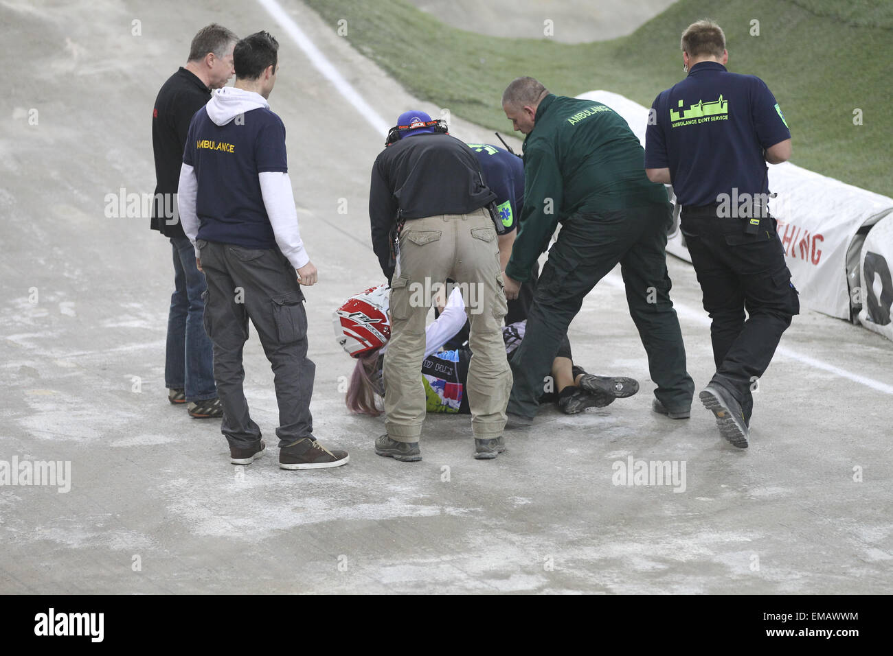 Manchester, UK, samedi 18 avril 2015. Le Centre National de cyclisme a accueilli la Coupe du Monde Supercross BMX UCI. South African Teagan O'KEEFFE est aidé par un personnel médical après avoir perdu dans le premier run de qualification. Crédit : Michael Buddle/Alamy Live News Banque D'Images