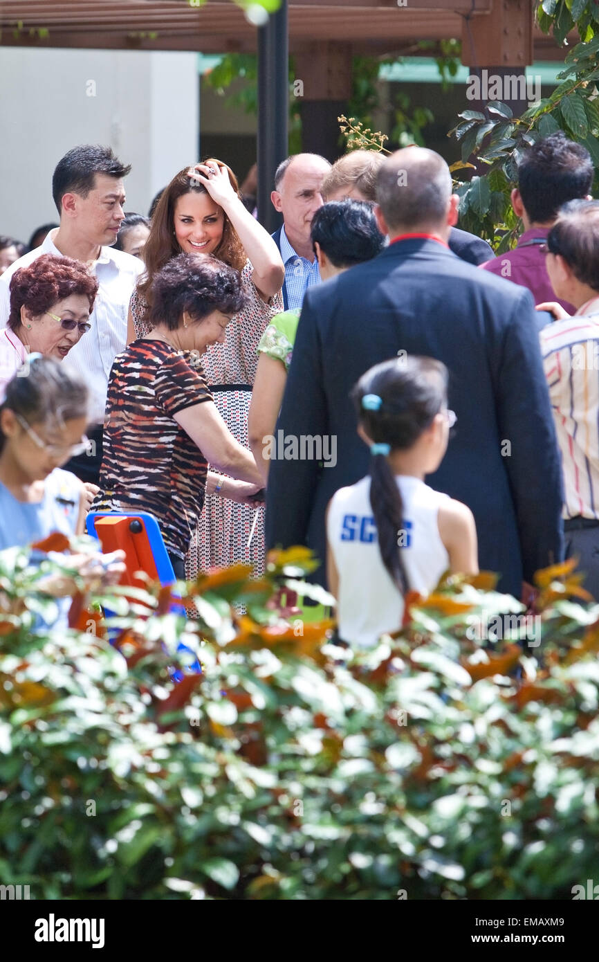 Duc et Duchesse de Cambridge, le Prince William et la princesse Kate visiter une propriété résidentielle pour rencontrer les fans. Banque D'Images