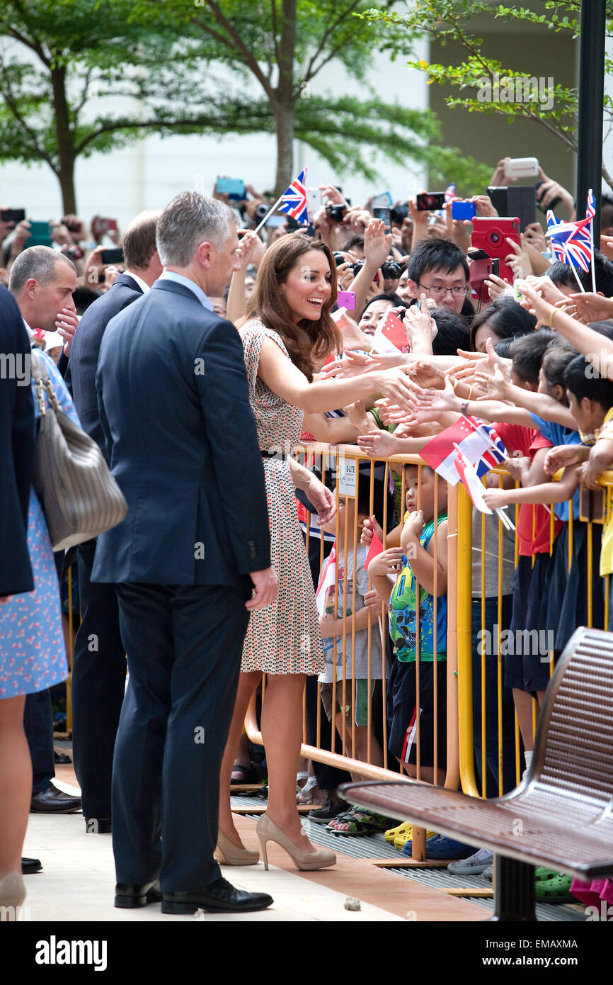 Duc et Duchesse de Cambridge, le Prince William et la princesse Kate visiter une propriété résidentielle pour rencontrer les fans. Banque D'Images