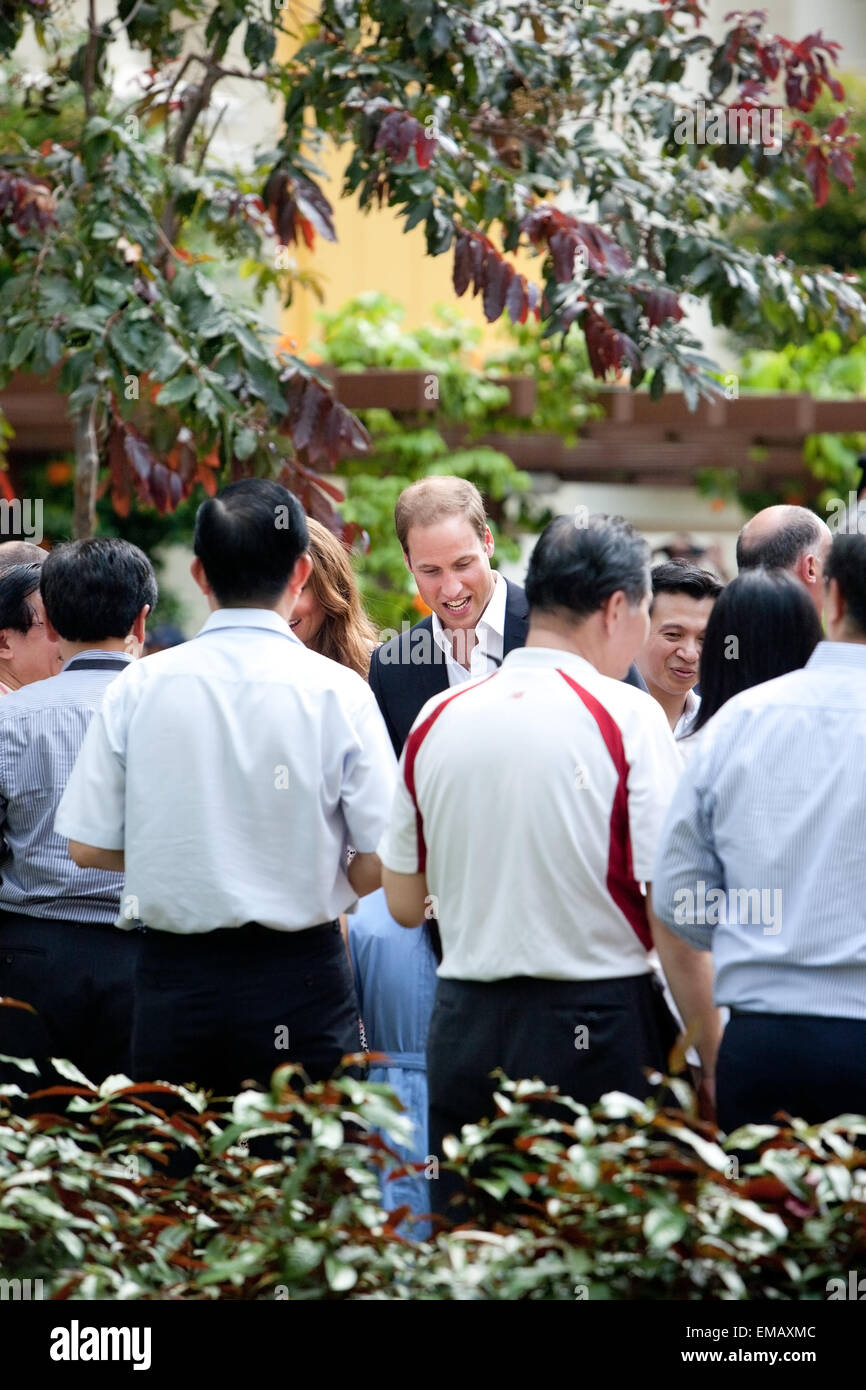 Duc et Duchesse de Cambridge, le Prince William et la princesse Kate visiter une propriété résidentielle pour rencontrer les fans. Banque D'Images