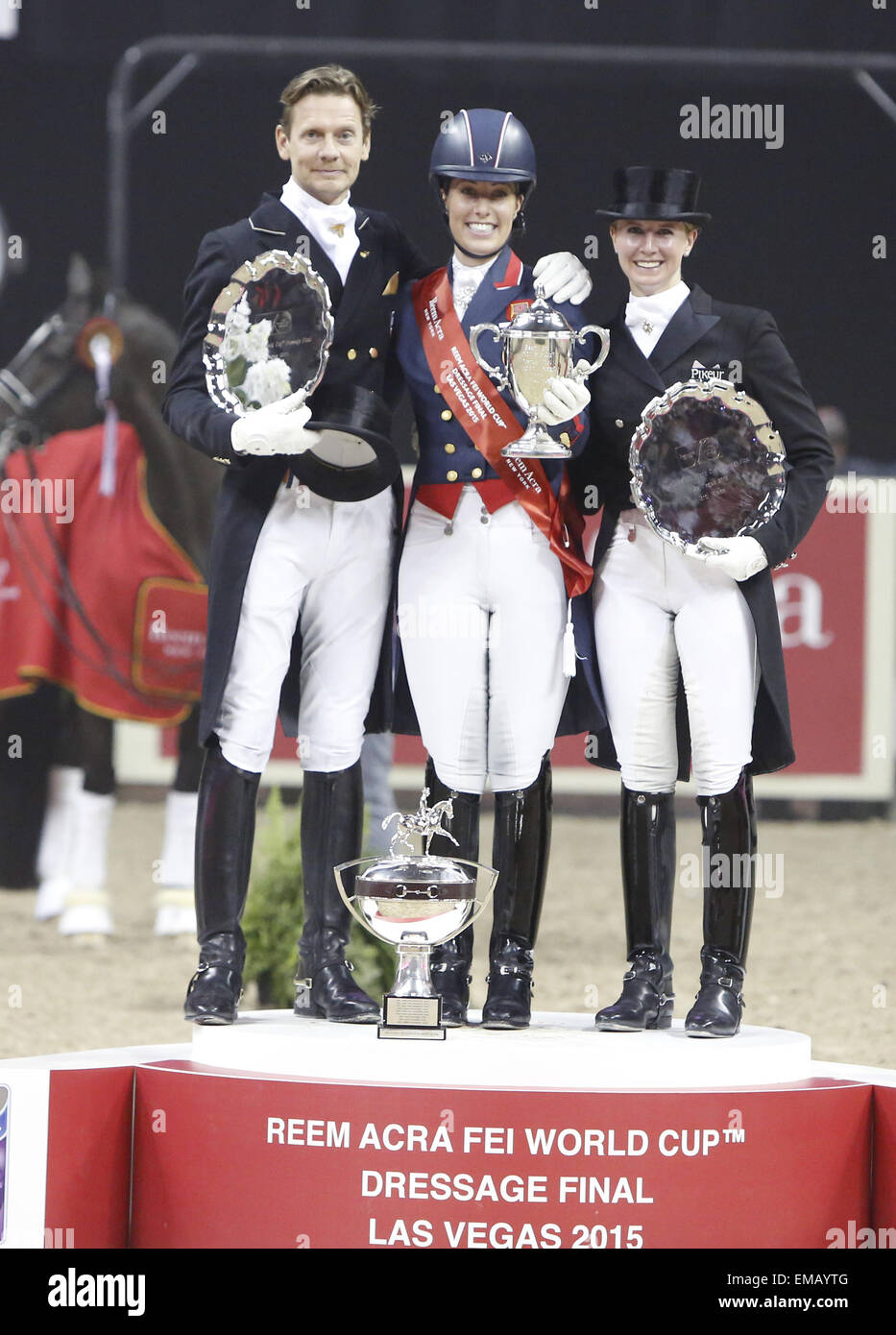 Las Vegas, Nevada, USA. 18 avr, 2015. Vainqueur du 2015 Reem Acra FEI World Cup Finale du Grand Prix de l'Habillage II CHARLOTTE DUJARDIN de l'Angleterre, centre, deuxième place EDWARD GAL des Pays-Bas, à gauche, et JESSICA VON BREDOW-WERNDL de l'Allemagne pose pour la photo sur le podium le Samedi, Avril 18, 2015 à Las Vegas. Credit : Bizuayehu Tesfaye/ZUMA/ZUMAPRESS.com/Alamy fil Live News Banque D'Images