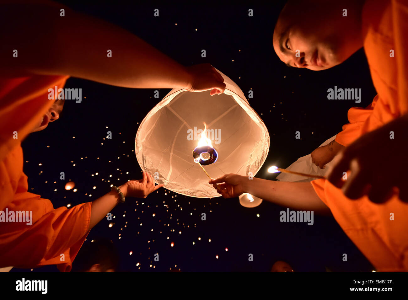 Beijing, la province chinoise du Yunnan. 13 avr, 2015. Les gens s'allumer Kongming lanternes, ou de petits ballons de papier à air chaud, pour célébrer la nouvelle année du groupe ethnique Dai à Jinghong City, préfecture autonome Dai de Xishuangbanna, au sud-ouest de la province chinoise du Yunnan, le 13 avril 2015. © Hao Yaxin/Xinhua/Alamy Live News Banque D'Images