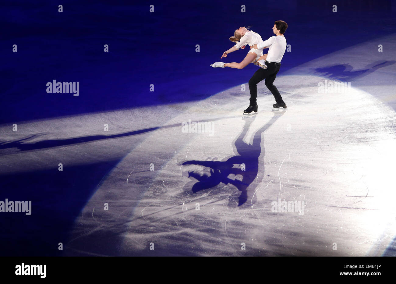 (150419) -- TOKYO, 19 avril 2015 (Xinhua) -- (L) Kaitlyn Weaver et Andrew Poje du Canada effectuer lors de l'exposition à l'Union internationale de patinage (ISU) World Team Trophy de 2015 de patinage artistique à Tokyo, Japon, le 19 avril 2015. (Xinhua/Stringer) Banque D'Images
