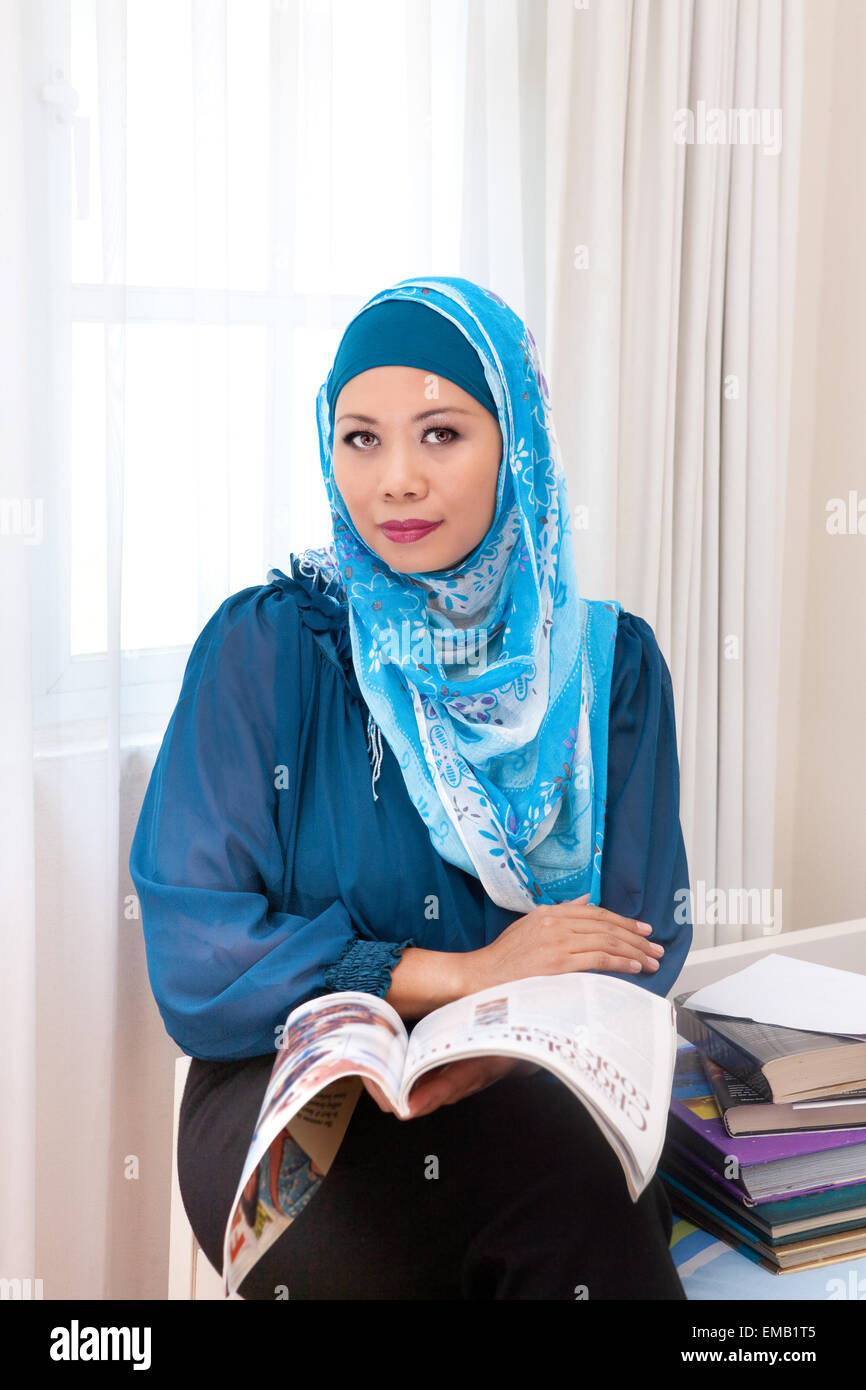 Femme musulmane moderne de la lecture d'un livre Banque D'Images